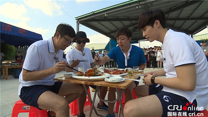 《极限挑战》男人帮百元游海南 黄渤大秀厨艺彰显生活智慧